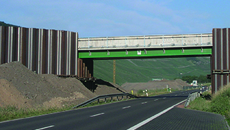 Bridges with sheet pile abutments for optimised construction